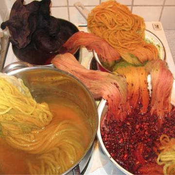 Faserspaghetti aus der Färbesuppe