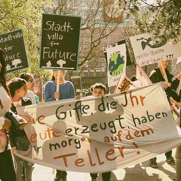 “Man spricht deutsch“ & "Plastic World"