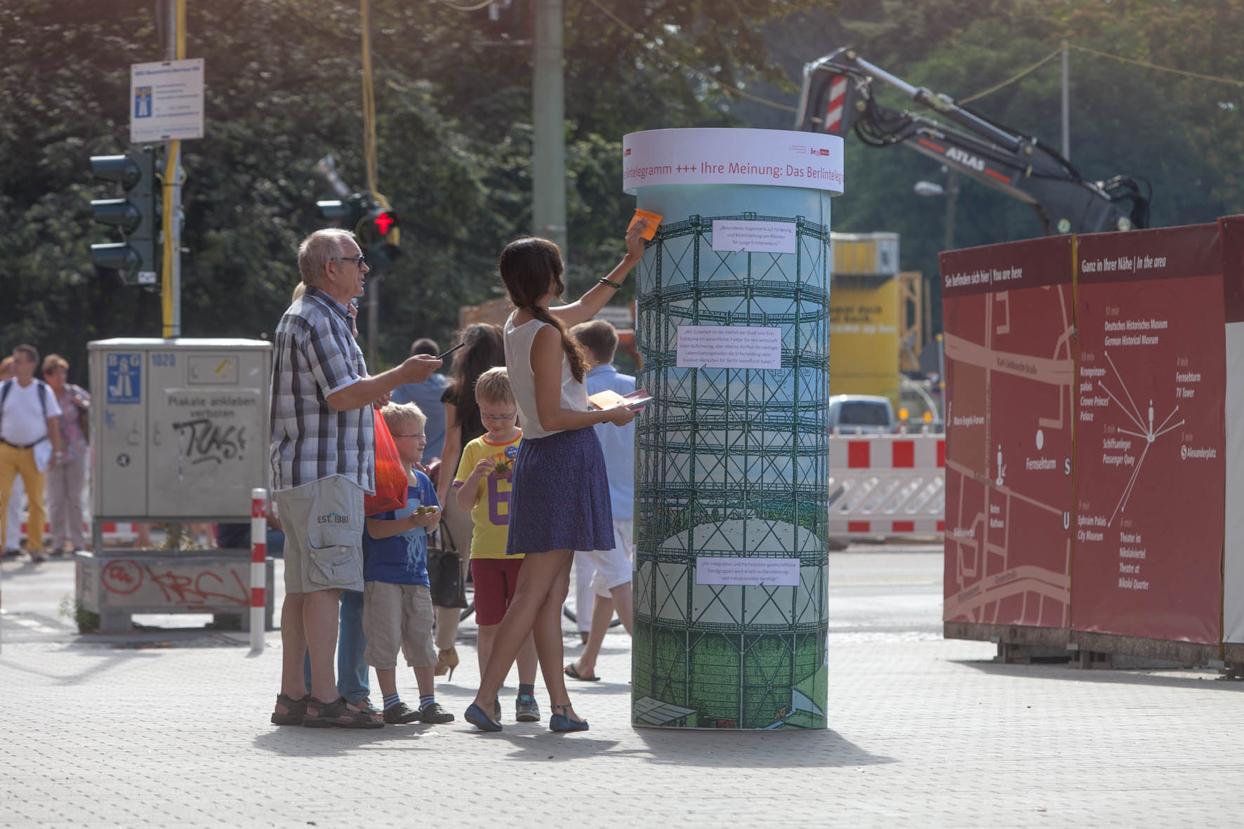 Stadtforum 7. Aug. 2013. Vor dem Berliner Rathaus sind Berlintelegramme gefragt. Foto: Till Budde
