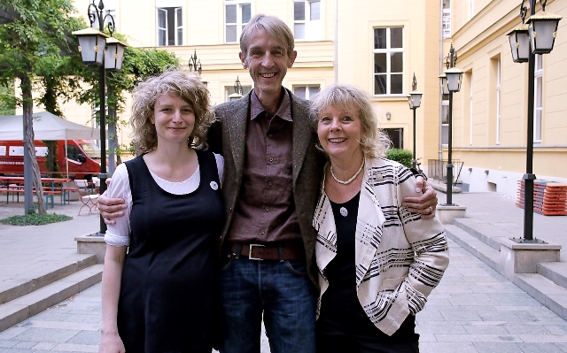 Andreas Schmidt mit Isabel Feifel (Projektleitung, links) und Renate Breitig (Projektbegleitung)