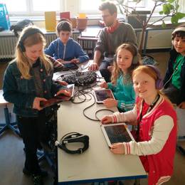 Apps On Stage – 6 Schüler-Bands mit Smartphones und Tablets auf großer Bühne