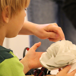 Schläuche, Zapfen und Papier. Pflanzen erobern das Quartier! – KinderKunstWerkstatt zum Mitmachen