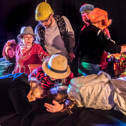 Die verrückte Teegesellschaft – Interaktive Performance nach Motiven aus „Alice im Wunderland“