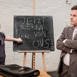 Theaterüberfall mit Zora Schemm und Sebastian Urbanski; Foto: Theater RambaZamba