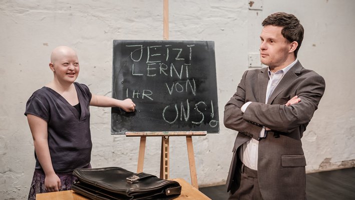 Theaterüberfall mit Zora Schemm und Sebastian Urbanski; Foto: Theater RambaZamba